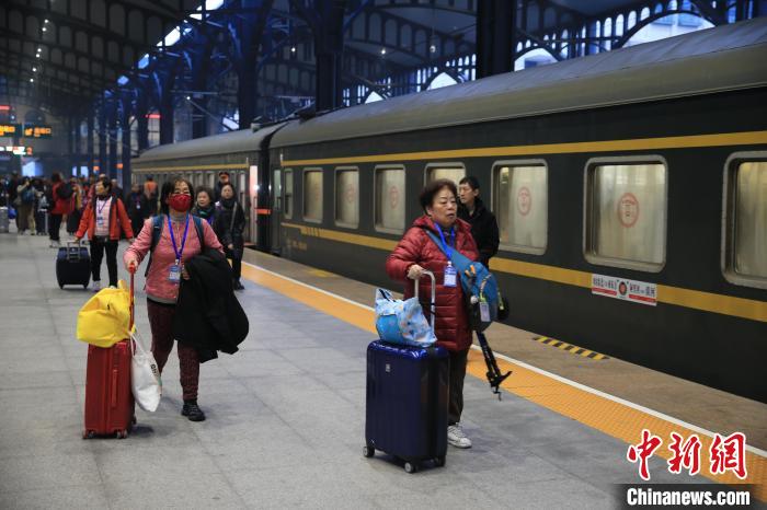 哈尔滨局集团今冬首趟冰雪旅游专列Y681次“福鹿