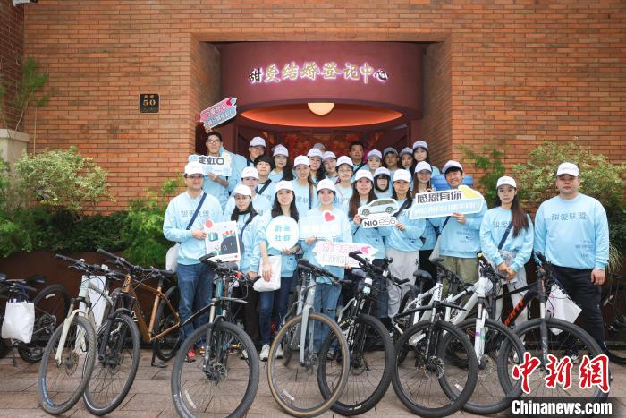 深秋虹口的爱与记忆:青年男女在骑行中探寻城