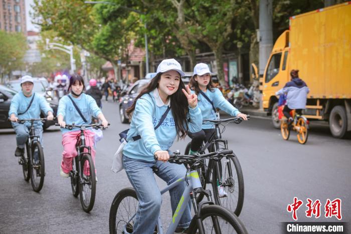 深秋虹口的爱与记忆:青年男女在骑行中探寻城