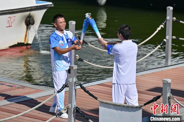 三亚举办全国少数民族运动会火炬海陆空接力传