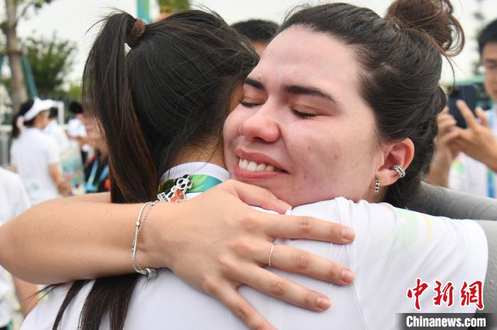 成都大运村闭村送别最后一批代表团成员