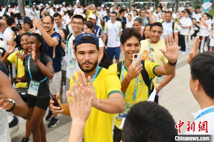 成都大运村闭村送别最后一批代表团成员