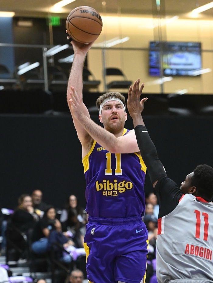 南湾湖人险胜毒蛇挺进西决 将迎国王挑战