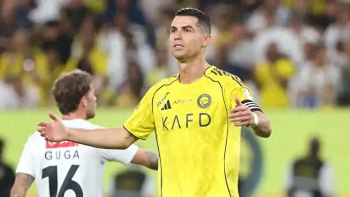 英超前锋怒斥沙特裁判偏袒 C罗成争议焦点