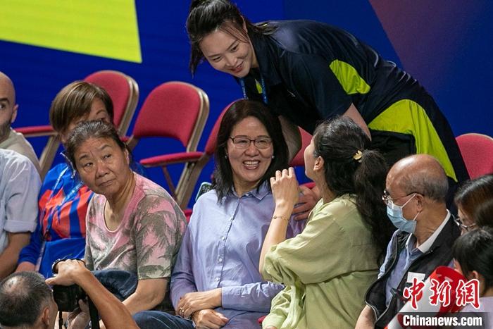 郎平到场观战中国女排在香港站速胜德国队，展