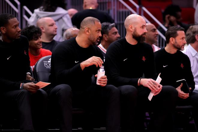 火箭三核缺阵难敌湖人詹姆斯统治力