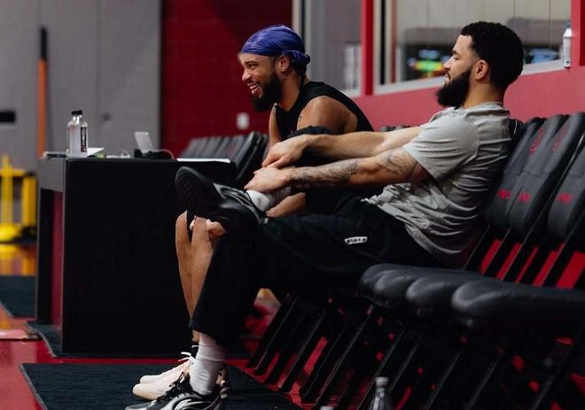 火箭三核缺阵难敌湖人詹姆斯统治力