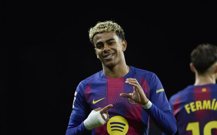 巴萨联赛登顶却陷三重危机：亚马尔伤退、VAR争